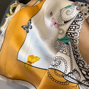 Foulard en soie élégant avec imprimé papillon et perles en jaune moutarde et blanc