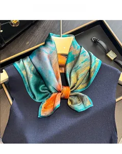 Dettaglio della trama del foulard in 100% seta con motivi astratti di pittura a olio