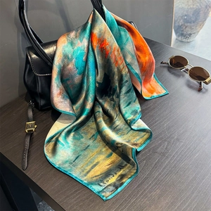 Sciarpa di seta con stampa pittura impressionista su una borsa di pelle nera