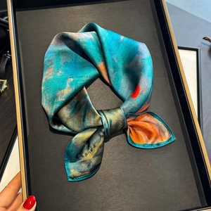 Elegante foulard in 100% seta di gelso con motivi artistici blu lago e dorati
