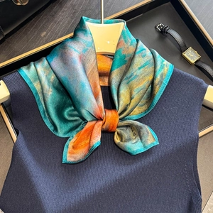 Sciarpa in pura seta con stampa astratta su appendino con accessori di stile eleganti