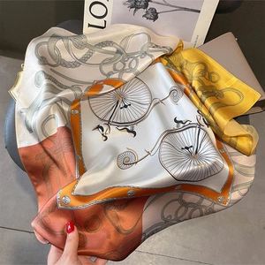 Élégant carré en soie avec motifs de chaînes et vélos vintage en orange et doré