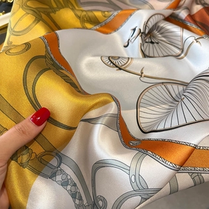 Écharpe en soie avec motif équestre, boucles dorées et accents orange vif élégants