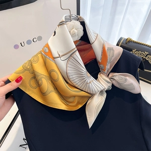 Élégant foulard en soie avec imprimé chaîne équestre classique sur un haut bleu marine