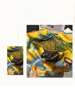 Détails du foulard en soie avec motif de tournesols de Van Gogh et bordure roulée
