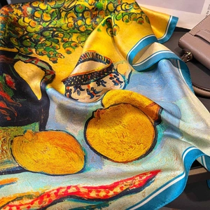 Foulard en soie avec imprimé peinture à l'huile et bordure bleue élégante