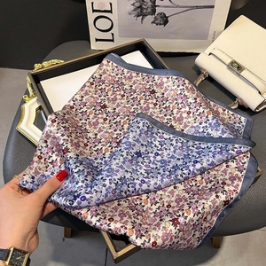 Elegante foulard in seta di gelso con stampa floreale colorata e bordo blu scuro