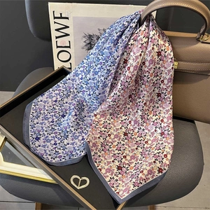 Foulard quadrato in seta con stampa floreale sfumata blu e rosa su vassoio