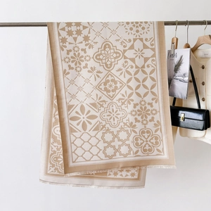 Écharpe élégante beige à motif floral géométrique en cachemire avec des franges