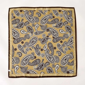 Carré en soie à motif Paisley classique jaune gingembre avec bordure contrastée élégante