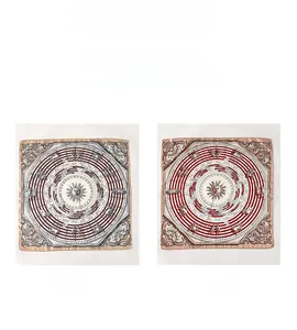 Detail eines Seidenquadrats mit Astrologie-Motiven und doppelseitigem Farbdesign