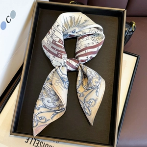 Eleganter Seidenschal mit Vintage-Sonne und römischen Ziffern in luxuriöser Geschenkbox