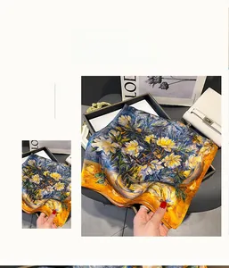 Vue détaillée d'un foulard en soie de mûrier avec motif floral style peinture à l'huile