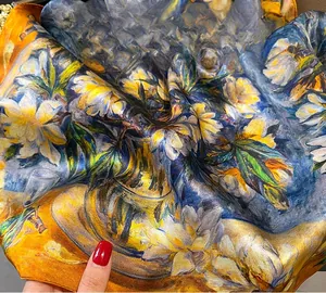 Gros plan des bordures fines et texture peinture à l'huile sur écharpe en soie