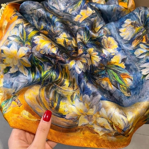 Carré en soie style peinture à l'huile avec fleurs jaunes et bordure orange