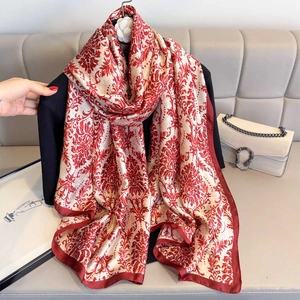 Écharpe élégante en satin de soie rouge et crème avec motifs damas pour femmes chic