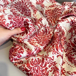Écharpe en satin de soie à motif damassé rouge et beige avec tissage jacquard élégant