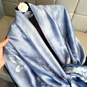 Elegante lange blauwe zijden sjaal met witte lotusbloemenprint voor op het strand