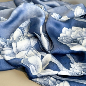 Elegante blauw-witte zijden sjaal met bloemenprint, satijnen glans en artistieke plooien