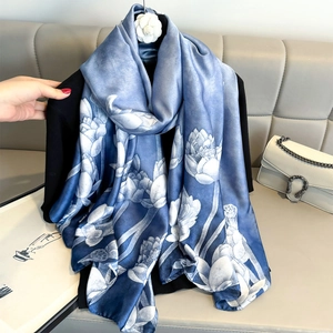Elegante zijden sjaal met blauw verloop en lotuspatroon voor strand en reismode