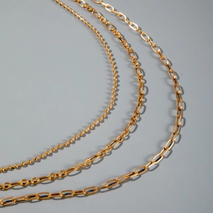 Catena per il corpo a tre strati in oro minimalista con maglie a sfera, a cavo e a graffetta