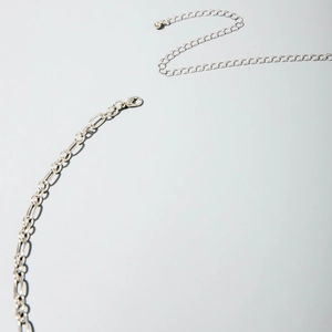Dettaglio della chiusura a moschettone argento e catena di estensione per body chain