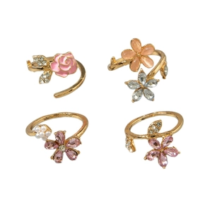 Set de 4 anillos dorados con flores rosas, perlas blancas y cristales brillantes