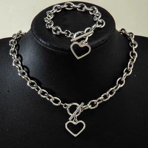 Ensemble collier double couche cœur et bracelet avec fermoir à bascule sur présentoir