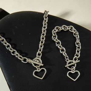 Ensemble collier et bracelet à double couche avec pendentif cœur et fermoir à bascule