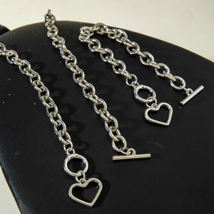Collier double cœur en argent minimaliste avec fermoir T-bar sur support noir