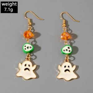 Nahaufnahme von Halloween-Ohrhängern mit Geisteranhängern und orangefarbenen Perlen