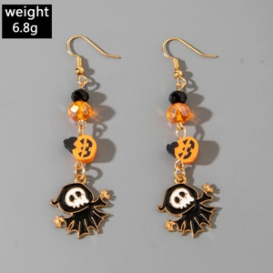 Details von Halloween-Ohrringen mit orangefarbenen Kürbisperlen und schwarzen Geistern