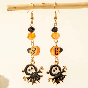 Detail von Halloween Ohrhängern mit Kürbisperlen und Geist-Anhängern auf Holzstab