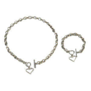 Parure de bijoux double chaîne argentée avec pendentifs cœur et fermoir à bascule