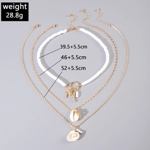 Détail du collier bohème multi-rangs avec pendentifs coquillage, perle et mesures
