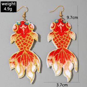 Dettaglio ricamo degli orecchini a forma di pesce rosso con dimensioni e peso esatti