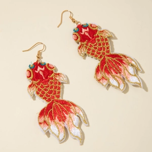 Paio di orecchini a forma di pesce koi ricamati in rosso e bianco con ganci dorati
