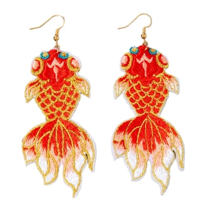 Orecchini pendenti carpa koi ricamati in rosso con filo dorato e accenti blu etnici