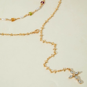 Collier multicouche doré avec perles, papillons colorés et pendentif croix en zircon