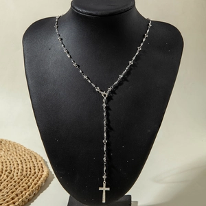 Détail du collier en Y argenté multicouche avec pendentif croix serti de strass brillants