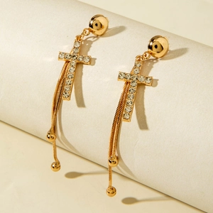 Boucles d'oreilles croix dorées avec strass en cristal et chaînes à pompons sur support