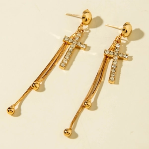 Boucles d'oreilles pendantes croix dorées avec strass brillants et pompons métalliques fins