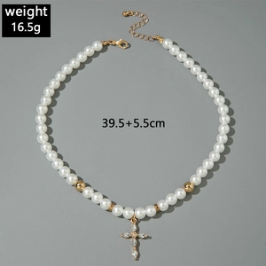 Détails du collier croix en perles montrant le poids de 16,5g et la taille de 45cm