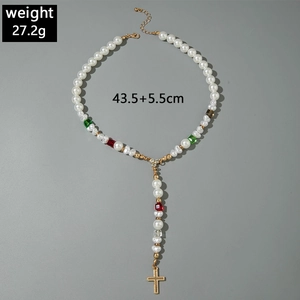 Détail du collier croix en perles colorées, poids 27,2g avec chaîne de 43,5cm de long