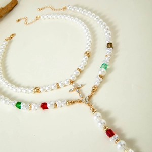 Collier double rang en perles avec perles colorées et pendentif croix scintillante