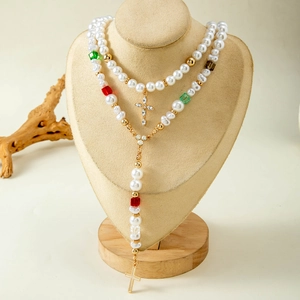Collier de perles à double rangée avec cristaux colorés et pendentifs en croix dorée