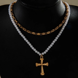 Détail du collier double rang avec perles blanches et pendentif croix dorée rétro