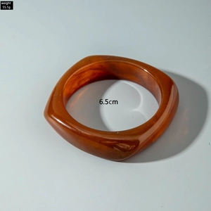 Detailed view of amber resin square bangle with weight 55.1g and 6.5cm diameter info