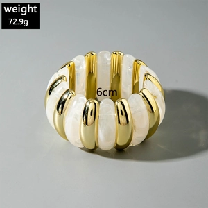 Detailed view of layered acrylic bangle set with 72.9g weight and 6cm diameter specs