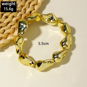 Detail of chunky gold irregular link bracelet weighing 15.6g with 5.5cm diameter